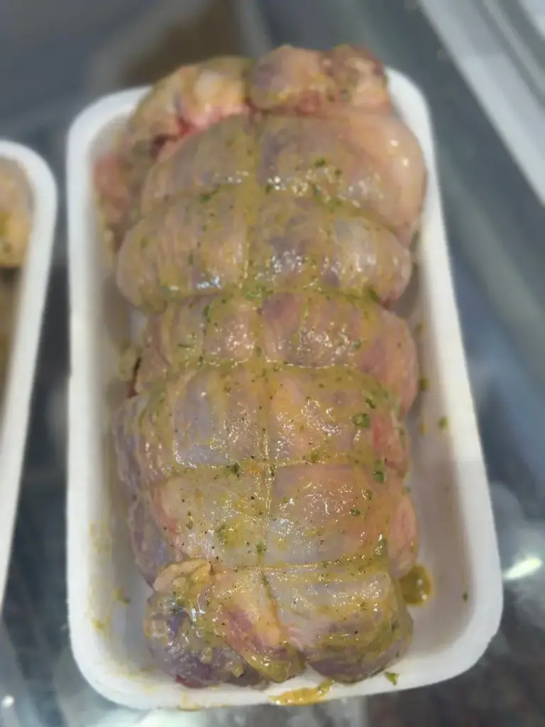 Épaule d’agneau farcie marinée