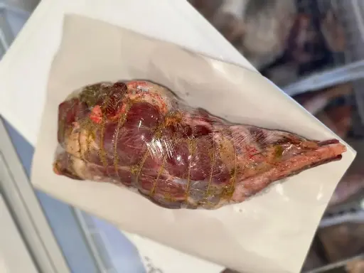 Gigot d’agneau farci à la viande hachée marinée 