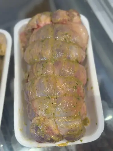 Épaule d’agneau farcie marinée